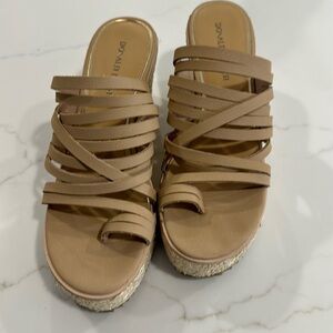Donald Pliner Ithaca Wedge in Sand Size 10